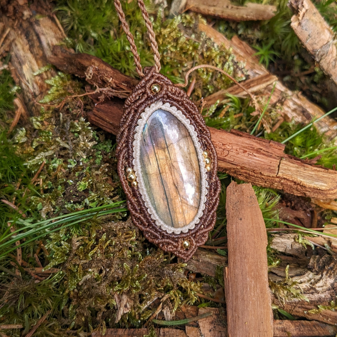 micromacrame náhrdelník z minerálního kamene labradoritu