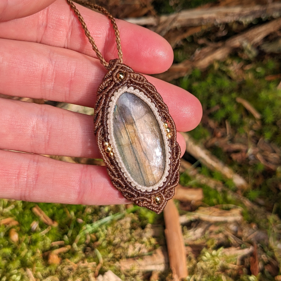 micromacrame náhrdelník z minerálního kamene labradoritu