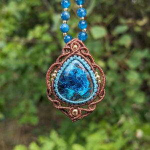 micromacrame náhrdelník ze shattuckitu a apatitu